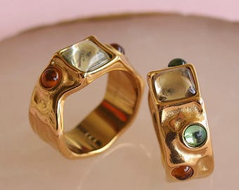 Resistente al agua / Anillo de oro martillado / Anillo de acero inoxidable con inserto de vidrio PVD de oro de 18 quilates / Hipoalergénico y que no se decolora