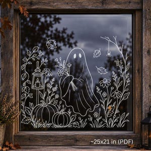 Puede incluir: Un adhesivo de ventana de arte lineal blanco que presenta un fantasma sosteniendo un ramo de flores, rodeado de calabazas, follaje, una linterna y una araña colgando de una rama. El texto en la parte inferior dice ~25x21 in (PDF) y Print for glass.