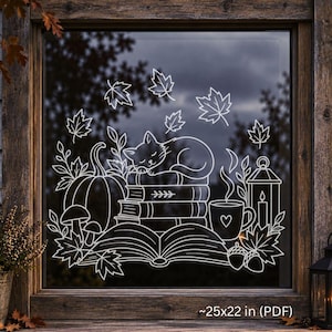 Op de afbeelding: Een witte lijnkunst raamsticker met een slapende kat op een stapel boeken, een pompoen, paddenstoelen, een dampende mok met een hartje, een lantaarn, eikels en vallende esdoornbladeren, met de tekst ~25x22 in (PDF) onderaan.