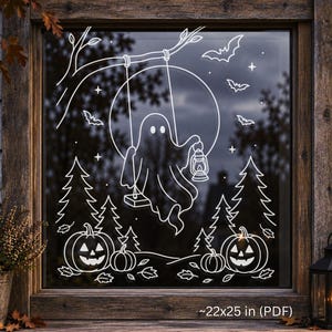 Puede incluir: Un adhesivo de ventana de arte lineal blanco que muestra un fantasma sentado en un columpio bajo una luna llena, rodeado de pinos, murciélagos y calabazas. El texto ~225 cm (PDF) es visible en la parte inferior del cristal.