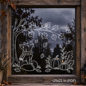Könnte beinhalten: Ein weißer Linienkunst-Fensteraufkleber mit einem Fuchs, der einen Schal trägt und unter einem Baum mit fallenden Blättern sowie zwei Kürbissen sitzt. Das Design enthält den Text ~25x21 in (PDF) unten rechts auf der Fensterscheibe.