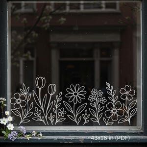 Puede incluir: Una calcomanía para ventana con un diseño floral blanco. La calcomanía incluye varias ilustraciones de flores y hojas, con el texto "~43x16 in (PDF)" en la parte inferior. El diseño se muestra en una ventana con un marco verde oscuro.