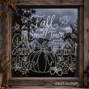 Könnte beinhalten: Ein weißer Fensteraufkleber mit dem Text Fall in a Small Town, umgeben von Strichzeichnungen eines großen Kürbisses mit Schleife, Herbstblättern, Eicheln, einem Wasserturm und kleinen Gebäuden, mit den Maßen von etwa 58 mal 53 cm.