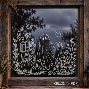 Puede incluir: Un adhesivo de ventana de arte lineal blanco con un fantasma central rodeado de calabazas, flores silvestres, una linterna y hojas de otoño. El diseño incluye el texto Print for glass y las dimensiones 63,5x53,3 cm en la parte inferior.
