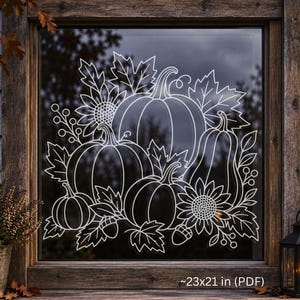 Könnte beinhalten: Ein weißer Linienkunst-Fensteraufkleber mit einer Ansammlung von Kürbissen, Zierkürbissen, Sonnenblumen und Herbstblättern. Das Design enthält den Text "Print for glass" und die Maße "~23x21 in (PDF)" in der unteren rechten Ecke.