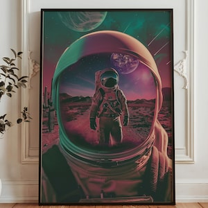 Op de afbeelding: Een ingelijste kunstdruk met een astronaut in een ruimtepak, met een weergave van een rood en paars buitenaards landschap dat wordt weerspiegeld in de helm. De achtergrond toont planeten en een sterrenhemel, wat een thema van ruimteverkenning creëert.