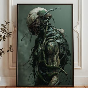 Puede incluir: Impresión artística digital enmarcada que presenta una figura humanoide surrealista. La figura está compuesta por elementos orgánicos, con una cabeza pálida y agrietada y un cuerpo entrelazado con vides y raíces de color verde oscuro. La obra tiene una paleta de colores apagados y terrosos.