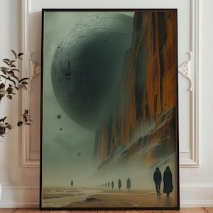 Puede incluir: Impresión artística enmarcada que presenta un paisaje surrealista con una gran estructura esférica en el cielo. La obra de arte representa una imponente formación rocosa en tonos naranja y marrón, con figuras silueteadas caminando por una playa.