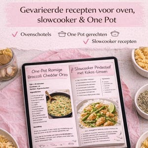 Op de afbeelding: Een digitale tablet toont recepten voor oven-, slowcooker- en eenpansgerechten. Het scherm toont een recept voor Broccoli Cheddar Orzo en Slowcooker Pindastoof met Kokos-Limoen. Ingrediënten en instructies zijn zichtbaar. Pasta en kruiden omringen de tablet.