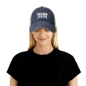 Gorra retro de malla vaquera de Trump 2028, gorra de béisbol de Donald Trump 2028, regalo patriótico del Partido Republicano, gorra para el sol de las elecciones estadounidenses de 2028, gorra vintage imagen 8