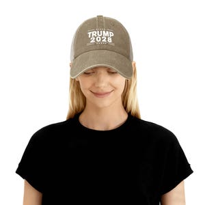 Gorra retro de malla vaquera de Trump 2028, gorra de béisbol de Donald Trump 2028, regalo patriótico del Partido Republicano, gorra para el sol de las elecciones estadounidenses de 2028, gorra vintage imagen 18