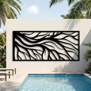 Puede incluir: Un panel de pared rectangular de metal negro con un diseño cortado con láser de ramas de árbol orgánicas y fluidas o patrones similares a raíces. La pieza está montada horizontalmente sobre una pared blanca lisa.