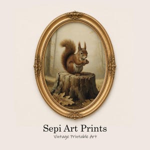 Puede incluir: Un marco ovalado dorado y ornamentado que contiene una pintura de una ardilla marrón sentada sobre un tocón de árbol en un bosque. La ardilla sostiene una nuez en sus patas. Debajo del marco, el texto dice Sepi Art Prints Vintage Printable Art.