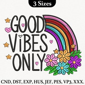 Puede incluir: Un diseño de bordado con el texto negro GOOD VIBES ONLY, un arcoíris colorido, estrellas amarillas, pequeños corazones rosas y un grupo de flores rosas, amarillas, turquesas y moradas con hojas verdes. Formatos de archivo en la parte inferior.