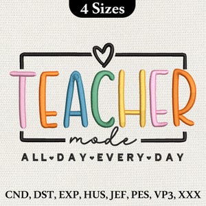 Puede incluir: Diseño bordado colorido con la palabra "TEACHER" en varios colores, un corazón negro y la palabra "mode" debajo. La frase "ALL DAY EVERY DAY" está debajo de la palabra "mode". El texto "4 Sizes" está en la parte superior.