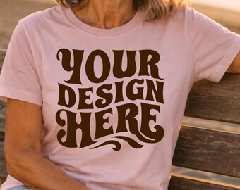 Roze Bella canvas mockup oudere vrouw, strand zonsondergang tshirt mockup, volwassen vrouw lifestyle mockup, ontspannen T-shirt mockup
