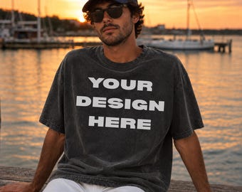Mockup T-shirt met gewassen zwarte kleur comfortkleuren | Mannelijk model Sunset Dock Lifestyle (JPG-download)