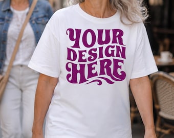 Witte Bella canvas mockup oudere vrouw, close-up tshirt mockup, volwassen vrouw straat mockup, oversized T-shirt plat gelegd
