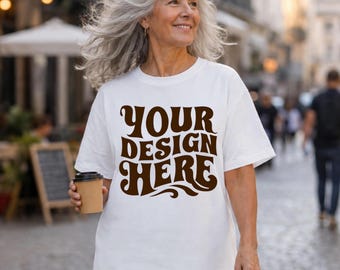 Hite Bella Canvas Mockup oudere vrouw, European Street T-shirt Mockup, Mockup oudere vrouw Lifestyle, Mockup Oversized T-shirt