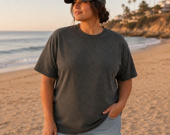 Strandmodel grote maten | Oversized T-shirt, curvy model, gouden uur (digitale download)