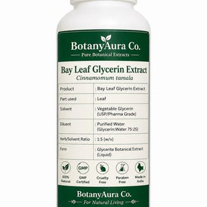 Può includere: Un flacone in plastica bianca di estratto di glicerina di foglie di alloro BotanyAura Co. L'etichetta presenta accenti verde scuro ed elenca i dettagli del prodotto, tra cui Cinnamomum tamala, solvente glicerina vegetale e rapporto 1:5.