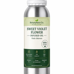 以下が含まれることがあります： 白いキャップが付いた銀色の金属ボトルで、「SWEET VIOLET FLOWER - INFUSED OIL」とラベルされています。ラベルには「Viola Odorata」と「100% NATURAL」が含まれています。ボトルはBotanyAura Co.のもので、原産地はインドと記載されています。