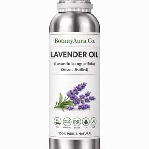 Può includere: Una bottiglia in metallo argentato di olio di lavanda con un'etichetta bianca. L'etichetta presenta il testo "BotanyAura Co. LAVENDER OIL" e un'illustrazione di un rametto di lavanda viola. La bottiglia è etichettata "100% PURE & NATURAL."