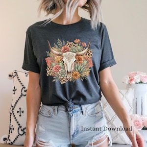 Może przedstawiać: Ciemnoszara koszulka z motywem czaszki byka z kwiatowymi i lampartowymi akcentami. Czaszka otoczona jest kolorowymi kwiatami i sukulentami. Tekst "Instant Download" jest widoczny na dole.