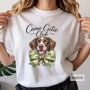 -shirt Cutie Club Dog camouflage avec nœud camouflage | Joli t-shirt graphique couleur confort allemand pointer cheveux courts