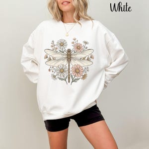 Dragonfly Floral Sweatshirt, Cottagecore Nature Crewneck, Botanical Insect Sweatshirt, Daisy Flower Graphic Sweater, Gildan Boho Pullover