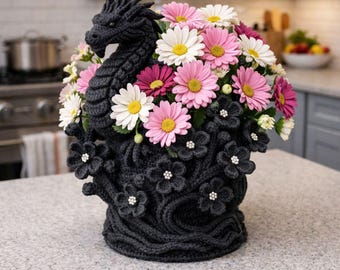 Dragão de crochê com flores – Molde digital faça você mesmo para decoração e artesanato.