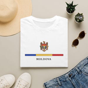 Moldaviens vapensköld T-shirt | Moldaviens flaggfärger randiga