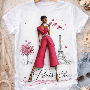 Koszulka z ilustracją modową Paris Chic | Wieża Eiffla, różowa haute couture zdjęcie 1