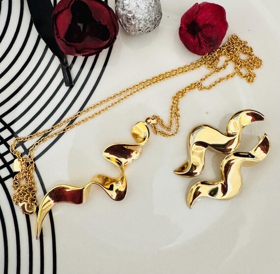 Gold Tone Fashion Ripple Effect Necklace and Earring Set View 2