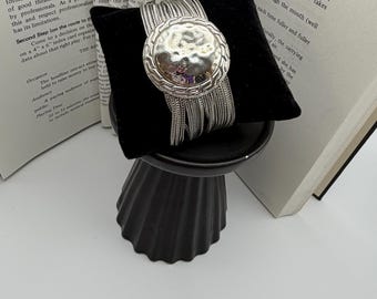 Pulsera vintage plateada de múltiples hebras con cierre magnético