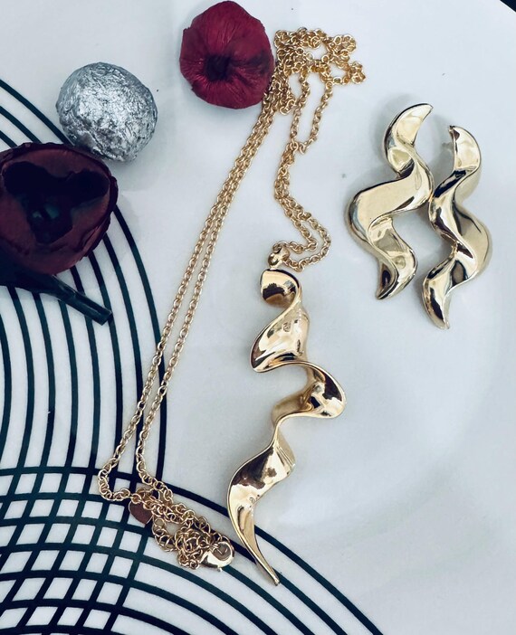 Gold Tone Fashion Ripple Effect Necklace and Earring Set