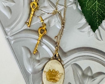 Goldfarbene Oval Anhänger Halskette mit Krone Ohrringen