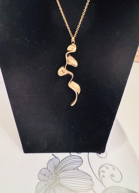 Gold Tone Fashion Ripple Effect Necklace and Earring Set View 6