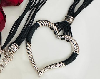 Collar de cuero con forma de corazón grande de Brighton Heritage