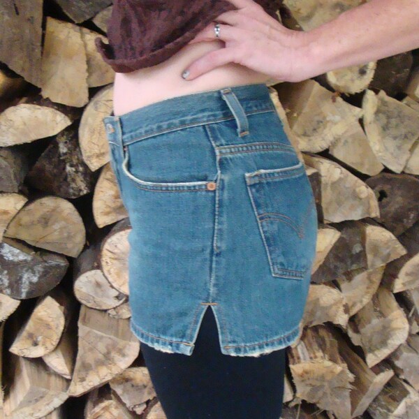 Vintage High Waisted LEVIS Women's Blue Denim Shorts. Jean Shorts. Zipper Fly. Red Tab. Five Pocket. Side Slits. 90s Grunge - 31 W