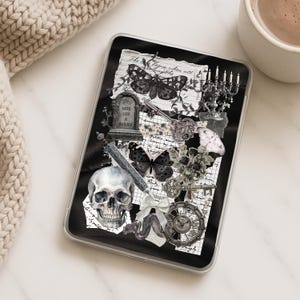 Puede incluir: Funda de teléfono en blanco y negro con un diseño de collage gótico. El diseño incluye una calavera, mariposas, llaves, una lápida y un candelabro. La funda tiene un borde transparente y un fondo oscuro.