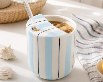 Handgemaakte gestreepte keramische reismok, koffiemok in reisstijl met slokje, ijskoffiebeker, thuiscafé cadeau voor haar