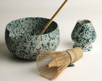 Handgemaakte gespikkelde matcha-komset, ambachtelijke keramische matcha-cadeauset met bamboegarde, lepel en gardehouder