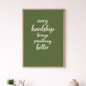 Cuadro vertical verde salvia, lámina minimalista con cita en cursiva, póster "Cada dificultad trae algo mejor", lámina decorativa estética para dormitorio.