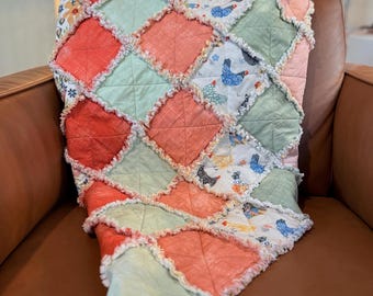 Handgemaakte kippenlappenquilt – pastel boerderij babyquilt – koraal mint bloemen – omkeerbaar geel patchwork – katoenen deken – 50 x 70
