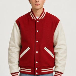 Jaqueta Varsity Vermelha Masculina de Lã com Mangas de Couro | Jaqueta Letterman Creme | Jaqueta Bomber Retrô de Beisebol