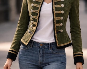 Groene damesjas in militaire stijl, vintage huzaarjas, fluwelen jas met gouden knoop, jas in Napoleontische stijl, retro-modejas