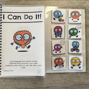 Puede incluir: Un cuaderno con espiral con el texto "I Can Do It!" y un personaje de dibujos animados. El cuaderno está abierto, revelando una página con el mismo personaje y objetivos educativos. Al lado, tarjetas cuadradas con personajes de dibujos animados.
