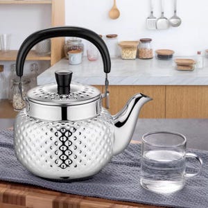 Può includere: Un set di tre ciotole in ceramica ad incastro nei toni del blu, verde e bianco. Le ciotole presentano una smaltatura maculata e un design semplice e moderno. La ciotola più grande misura circa 15 cm di diametro.