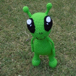 Figura de peluche de extraterrestre tejida a crochet - extraterrestre de crochet - extraterrestre de peluche - figura de extraterrestre - extraterrestre de peluche - espacio exterior - OVNI - Área 51 - criatura espacial